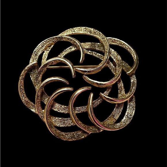 Sarah Coventry Gold Flower Brooch - Picture 1 of 3